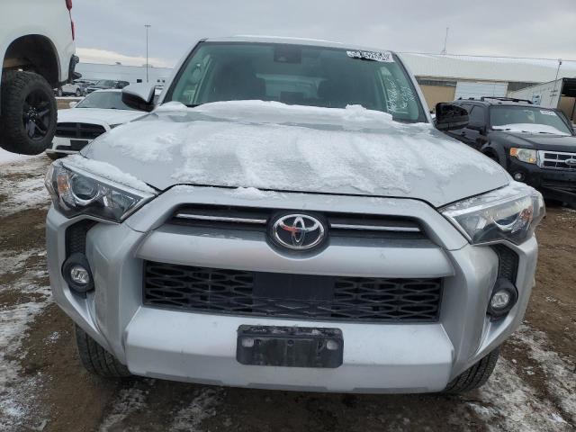 JTEMU5JR9N6064456 - 2022 TOYOTA 4RUNNER SR5/SR5 PREMIUM ვერცხლისფერი ფოტო 5