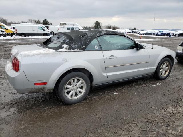 1ZVFT84N675327826 - 2007 FORD MUSTANG SILVER photo 3
