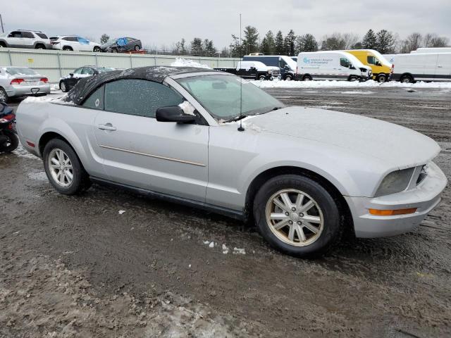 1ZVFT84N675327826 - 2007 FORD MUSTANG SILVER photo 4