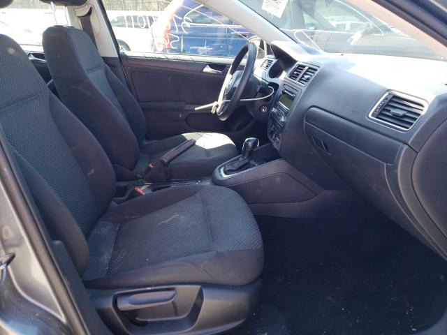 3VW2K7AJ7BM306113 - 2011 VOLKSWAGEN JETTA BASE رمادي صورة 5