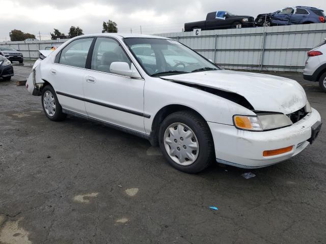 1HGCD5638VA041401 - 1997 HONDA ACCORD LX WHITE photo 4