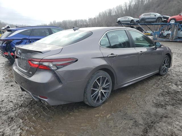 4T1G11AK5MU601190 - 2021 TOYOTA CAMRY SE GRAY photo 3