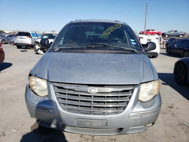 2C8GP64LX5R116237 - 2005 CHRYSLER TOWN & COU LIMITED SILVER photo 5