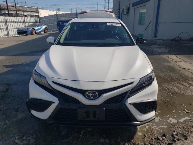4T1G11AK1PU816554 - 2023 TOYOTA CAMRY SE NIGHT SHADE WHITE photo 5