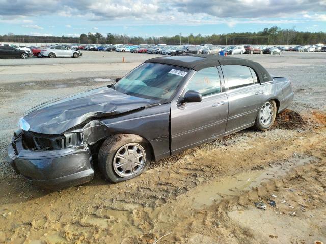 1LNFM82W7WY687661 - 1998 LINCOLN TOWN CAR SIGNATURE BLUE photo 1