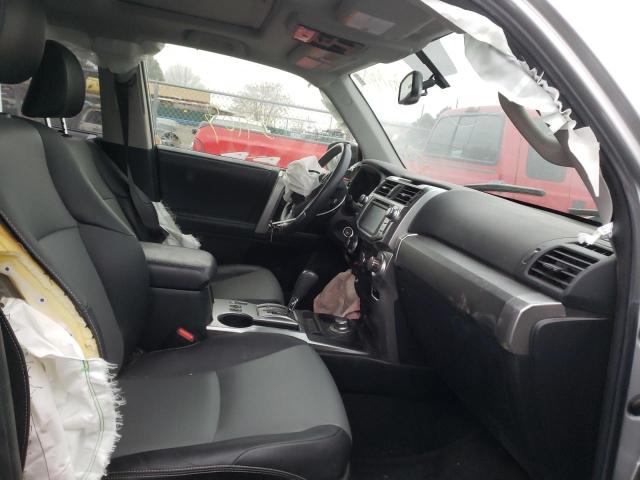 JTEBU5JRXJ5564326 - 2018 TOYOTA 4RUNNER SR5/SR5 PREMIUM ვერცხლისფერი ფოტო 5