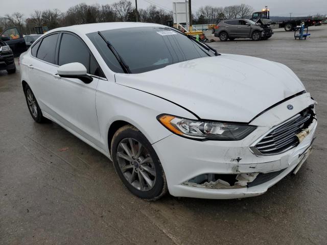 3FA6P0HDXHR410917 - 2017 FORD FUSION SE WHITE photo 4