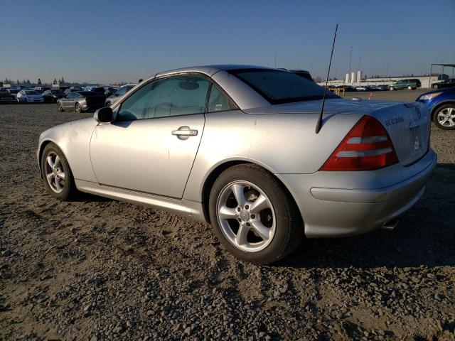 WDBKK65F84F297068 - 2004 MERCEDES-BENZ SLK 320 SILVER photo 2