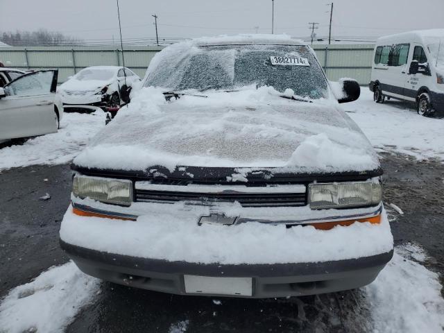 1GNDT13W5W2292974 - 1998 CHEVROLET BLAZER GRAY photo 5