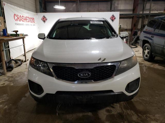 5XYKT4A11CG234144 - 2012 KIA SORENTO BASE WHITE photo 5