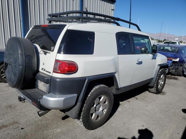 JTEBU4BF0AK097949 - 2010 TOYOTA FJ CRUISER WHITE photo 3