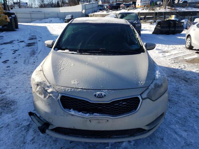 KNAFK4A60F5364121 - 2015 KIA FORTE LX WHITE photo 5