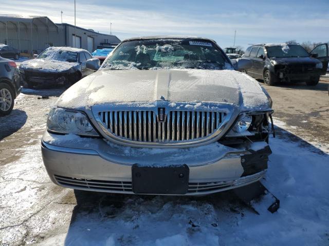 1LNHM81W94Y617523 - 2004 LINCOLN TOWN CAR EXECUTIVE GRAY photo 5