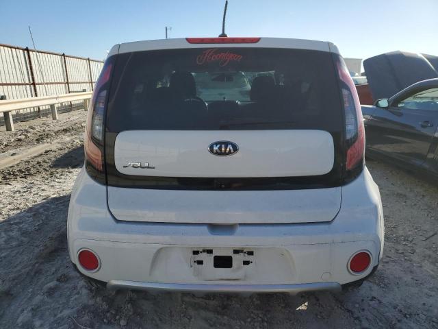 KNDJP3A51J7612180 - 2018 KIA SOUL + WHITE photo 6