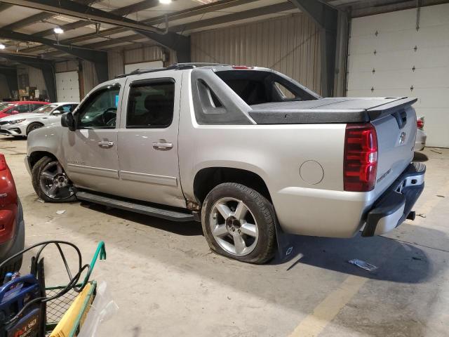 3GNVKEE01AG254701 - 2010 CHEVROLET AVALANCHE LS SILVER photo 2