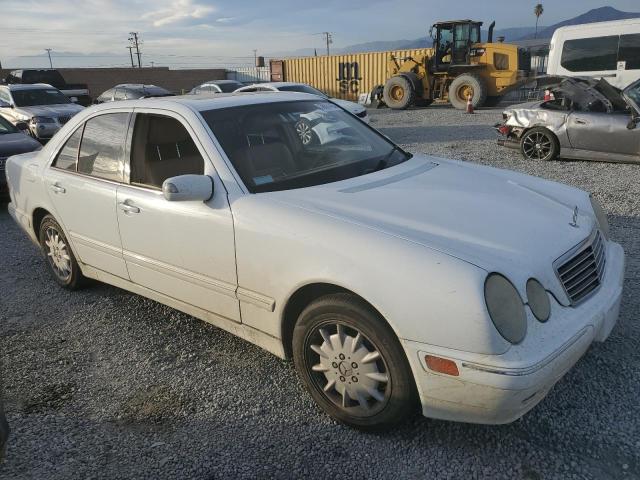 WDBJF65J61B259927 - 2001 MERCEDES-BENZ E 320 WHITE photo 4