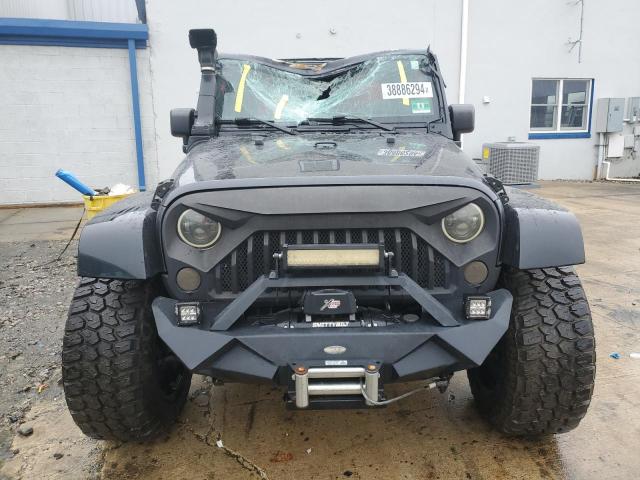 1C4BJWEG6JL903266 - 2018 JEEP WRANGLER SAHARA BLACK photo 5