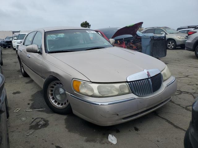 1LNFM81W0WY675773 - 1998 LINCOLN TOWN CAR EXECUTIVE TAN photo 4