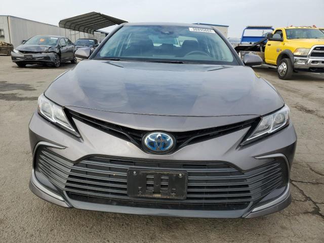 4T1C31AKXNU578225 - 2022 TOYOTA CAMRY LE GRAY photo 5