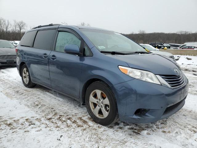 5TDKZ3DCXHS776990 - 2017 TOYOTA SIENNA LE BLUE photo 4