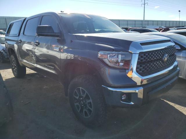 5TFDY5F16JX747697 - 2018 TOYOTA TUNDRA CREWMAX SR5 GRAY photo 4