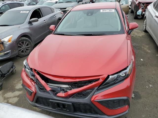 4T1T11BK2PU085839 - 2023 TOYOTA CAMRY SE NIGHT SHADE RED photo 5