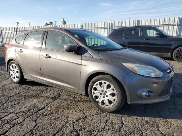 1FAHP3K27CL338695 - 2012 FORD FOCUS SE GRAY photo 4