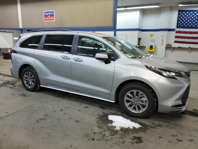 5TDYSKFCXMS037389 - 2021 TOYOTA SIENNA XLE SILVER photo 4