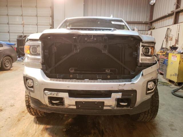 1GT12UEY0HF217447 - 2017 GMC SIERRA K2500 DENALI SILVER photo 5