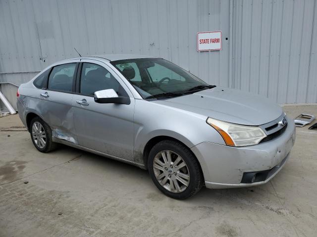 1FAHP3HN8AW269979 - 2010 FORD FOCUS SEL SILVER photo 4