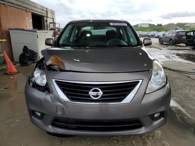 3N1CN7AP8DL876815 - 2013 NISSAN VERSA S BROWN photo 5