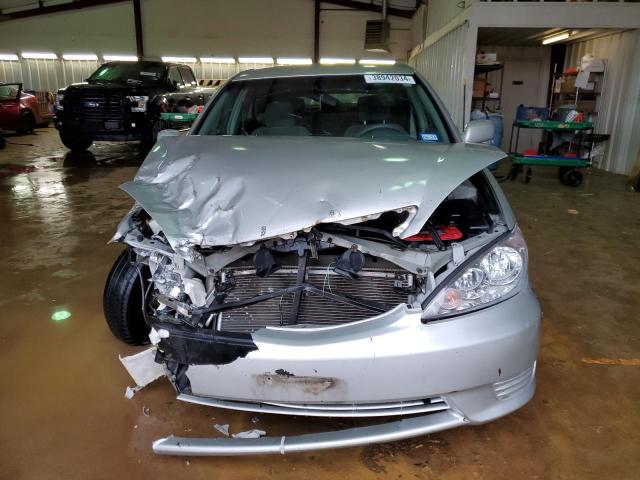 4T1BE32K15U413129 - 2005 TOYOTA CAMRY LE SILVER photo 5