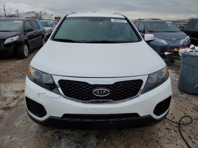 5XYKTDA26CG244418 - 2012 KIA SORENTO BASE WHITE photo 5