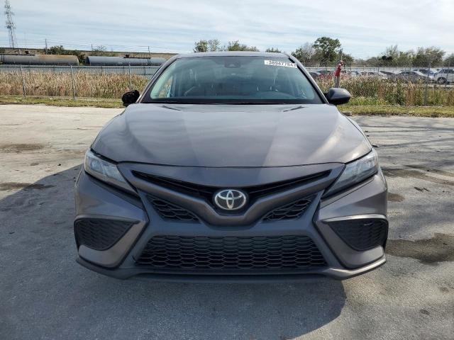 4T1G11AK8MU465654 - 2021 TOYOTA CAMRY SE GRAY photo 5