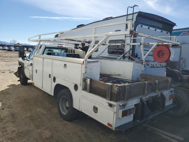 1GBJC34235E254048 - 2005 CHEVROLET SLVRD C3500 WHITE photo 2