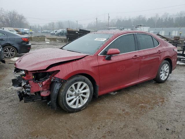 4T1R11BK3NU072198 - 2022 TOYOTA CAMRY LE RED photo 1