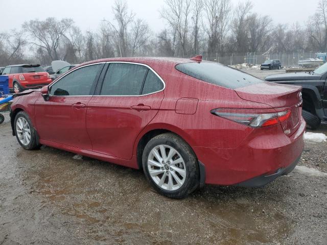4T1R11BK3NU072198 - 2022 TOYOTA CAMRY LE RED photo 2