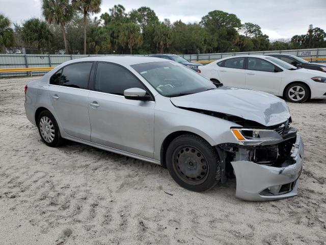 3VWDP7AJ9DM227054 - 2013 VOLKSWAGEN JETTA SE SILVER photo 4