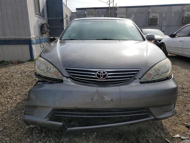 JTDBE32K353023644 - 2005 TOYOTA CAMRY LE GRAY photo 5