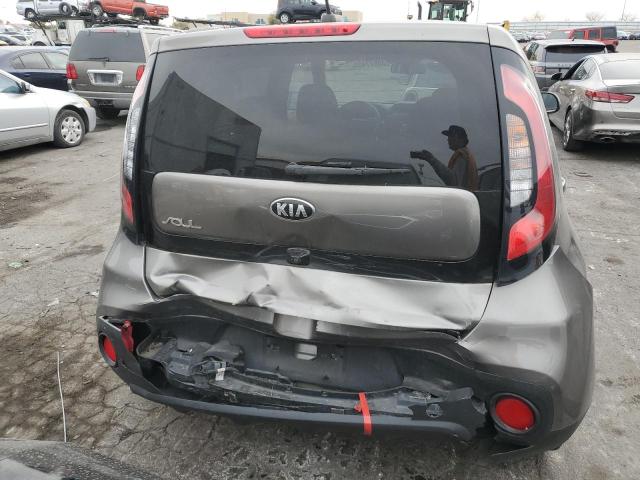 KNDJN2A24J7620635 - 2018 KIA SOUL GRAY photo 6