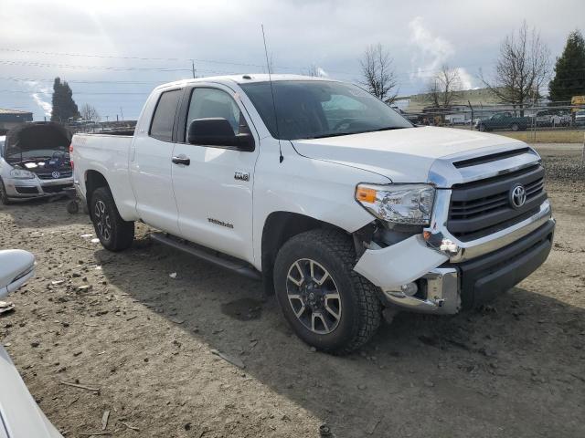 5TFUY5F10FX473954 - 2015 TOYOTA TUNDRA DOUBLE CAB SR/SR5 WHITE photo 4