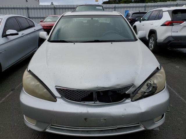 JTDBA30K960027022 - 2006 TOYOTA CAMRY SE GRAY photo 5