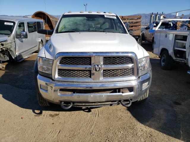 3C7WRMBL7HG727998 - 2017 RAM 5500 WHITE photo 5