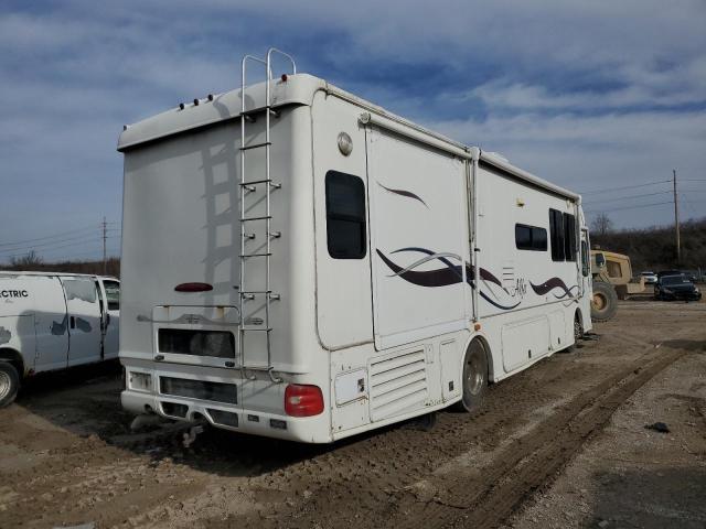 4UZAAHAK92CJ77188 - 2002 FREIGHTLINER CHASSIS X LINE MOTOR HOME WHITE photo 4