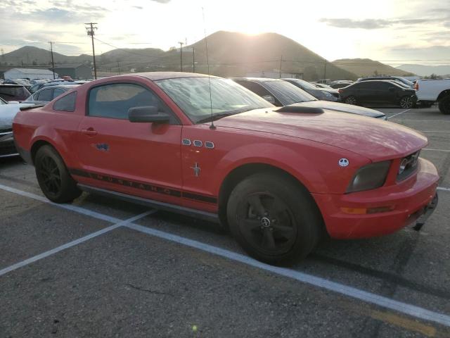 1ZVFT80N775197903 - 2007 FORD MUSTANG RED photo 4
