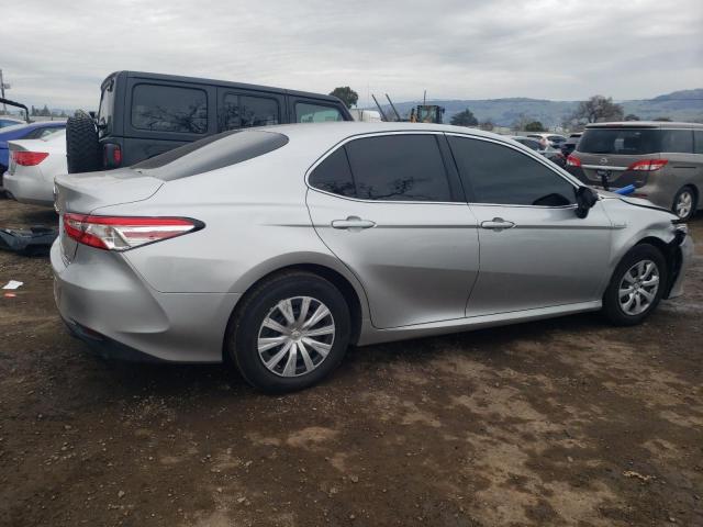 4T1B31HK6JU002059 - 2018 TOYOTA CAMRY LE SILVER photo 3