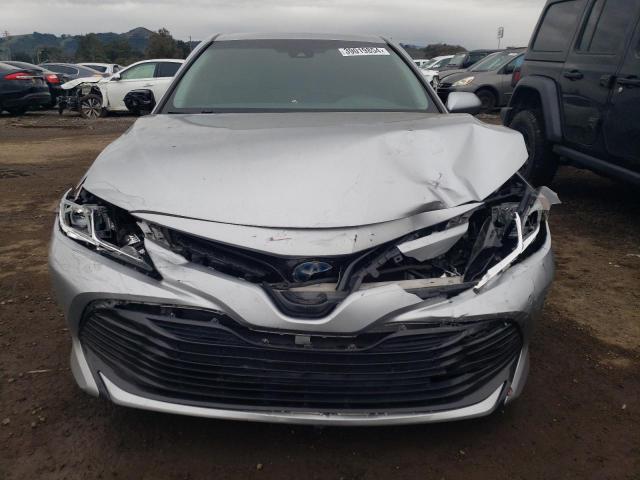 4T1B31HK6JU002059 - 2018 TOYOTA CAMRY LE SILVER photo 5