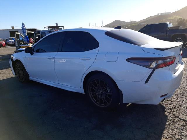 4T1G31AKXPU050981 - 2023 TOYOTA CAMRY SE NIGHT SHADE WHITE photo 2