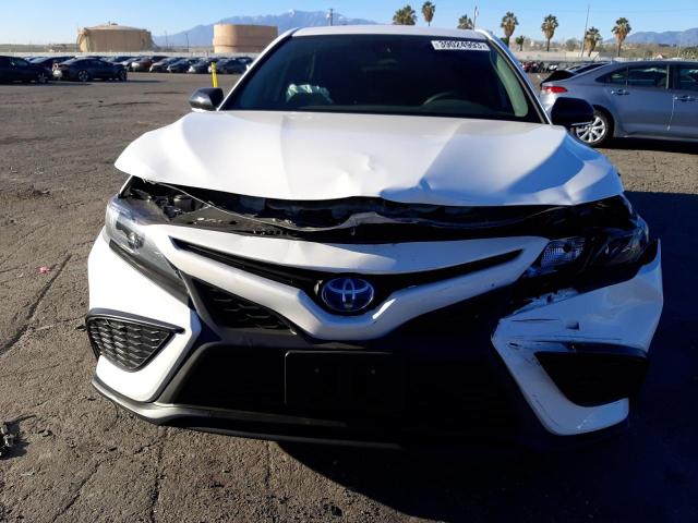 4T1G31AKXPU050981 - 2023 TOYOTA CAMRY SE NIGHT SHADE WHITE photo 5