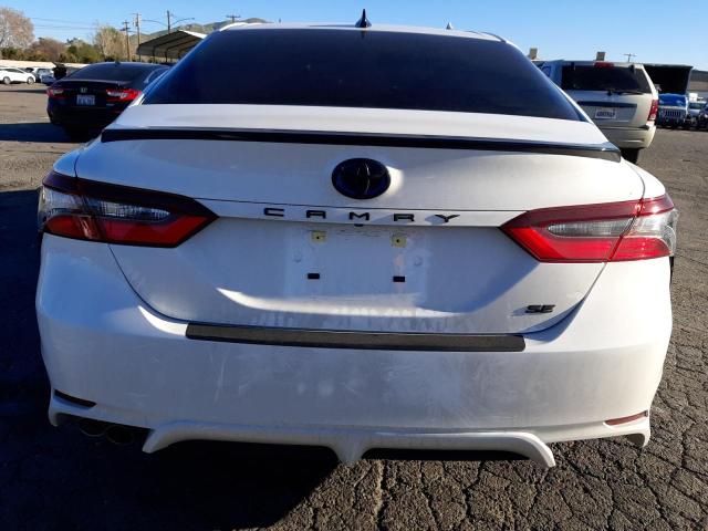 4T1G31AKXPU050981 - 2023 TOYOTA CAMRY SE NIGHT SHADE WHITE photo 6